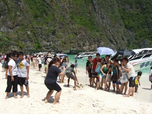 Koh Phi Phi Don, Maya Bay crowded noontime - Image © Miguel Major